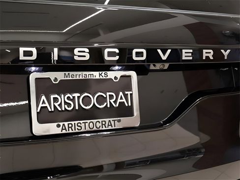 Used 2025 Land Rover Discovery Metropolitan Edition image 16