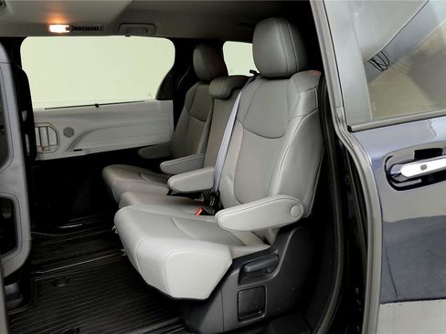 Used 2025 Toyota Sienna XLE image 21