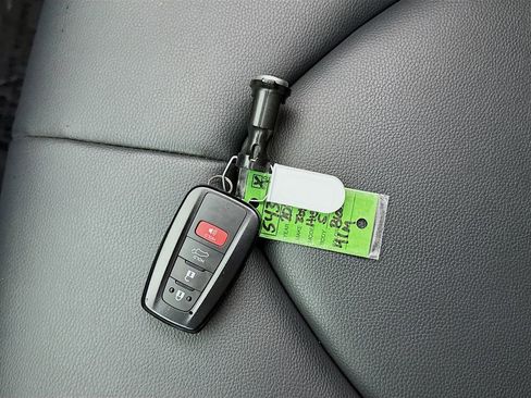 Used 2023 Toyota Highlander XLE image 35