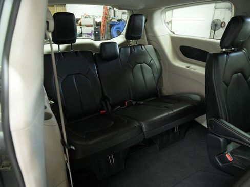 Used 2023 Chrysler Pacifica Touring-L FWD image 18