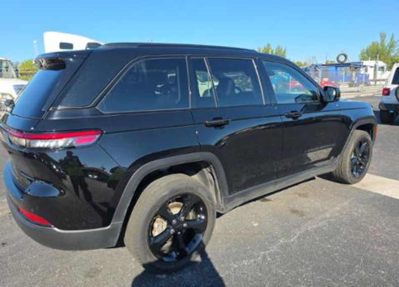 Used 2023 Jeep Grand Cherokee Limited w/ Black Appearance Package AWD/4WD image 4