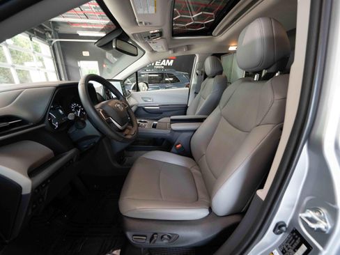 Used 2023 Toyota Sienna XLE w/ XLE Plus Package AWD/4WD image 9