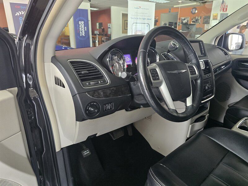 Used 2015 Chrysler Town & Country Touring w/ Driver Convenience Group FWD image 8