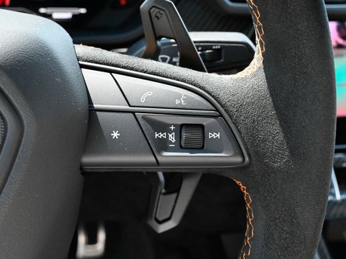 Used 2024 Lamborghini Urus Performante AWD/4WD image 25