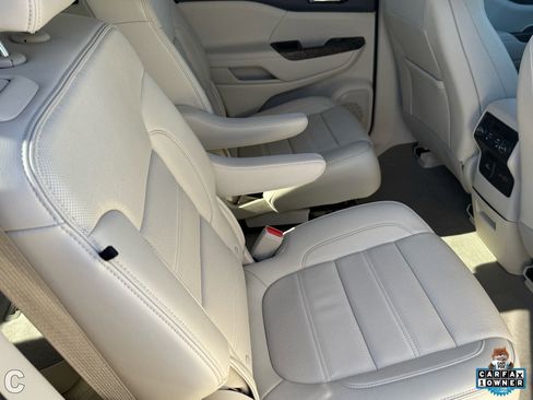 Used 2023 GMC Acadia Denali w/ Denali Technology Package image 12
