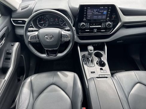 Used 2020 Toyota Highlander XLE FWD image 23