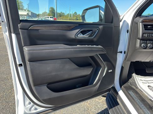 Used 2022 Chevrolet Suburban Premier image 24