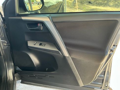Used 2018 Toyota RAV4 LE w/ Carpet Mat Package FWD image 16