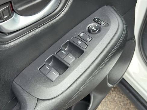 Used 2025 Honda HR-V LX image 9