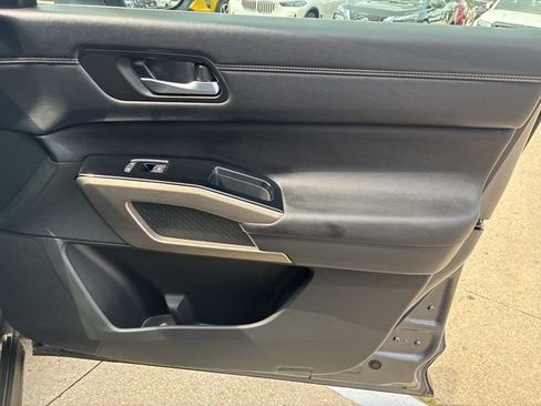 Used 2024 Nissan Pathfinder Platinum FWD image 13