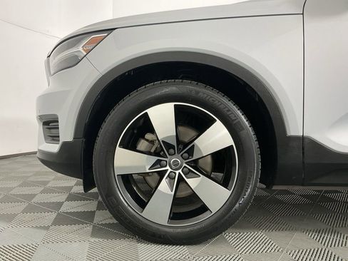 Used 2020 Volvo XC40 T4 Momentum image 9