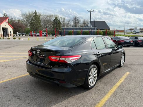 Used 2018 Toyota Camry LE image 5