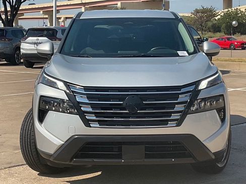 Used 2025 Nissan Rogue SV FWD image 2