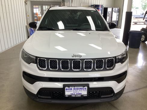 Used 2024 Jeep Compass Latitude w/ Sun and Sound Group AWD/4WD image 7