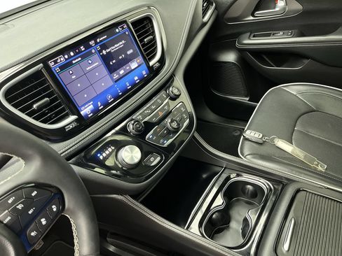 Used 2022 Chrysler Pacifica Limited w/ S Appearance Package FWD image 18