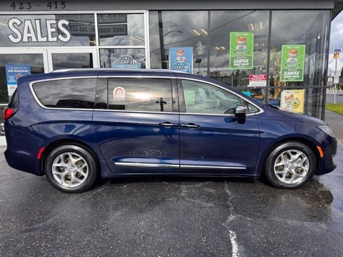 Used 2017 Chrysler Pacifica Limited image 4