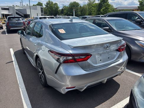 Used 2023 Toyota Camry SE FWD image 3