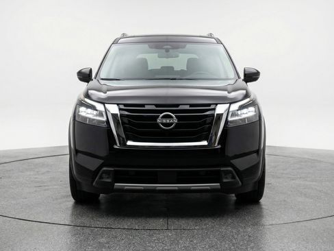 Used 2025 Nissan Pathfinder SV image 2