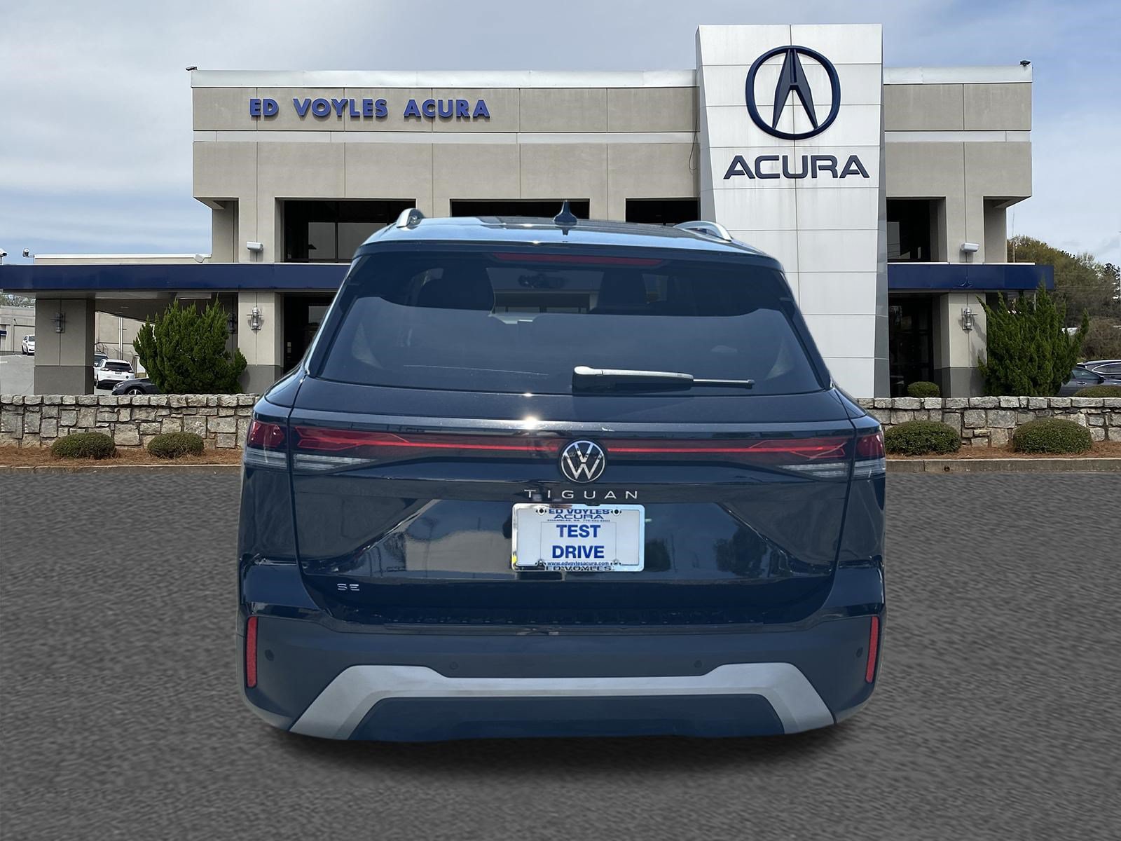Used 2025 Volkswagen Tiguan SE FWD image 6