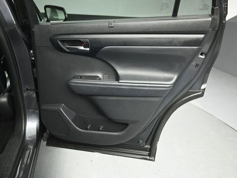 Used 2021 Toyota Highlander XLE AWD/4WD image 29