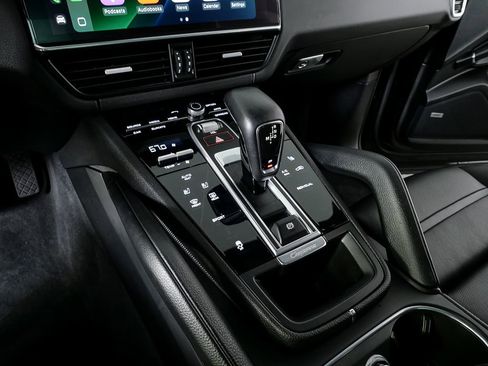 Used 2022 Porsche Cayenne image 19