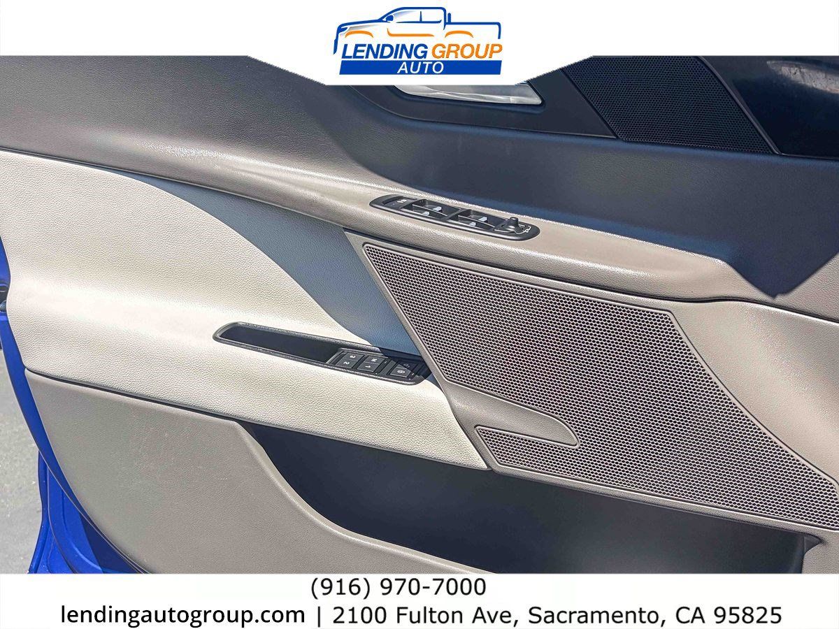 Used 2017 Jaguar XE Premium RWD image 19