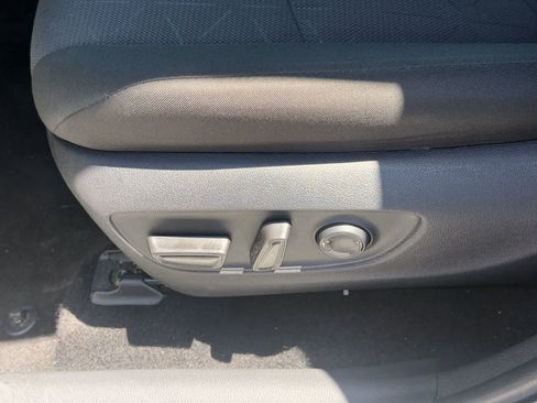 Used 2025 Toyota RAV4 XLE AWD/4WD image 9