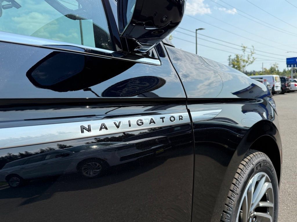 New 2027 Lincoln Navigator Premiere AWD/4WD image 36