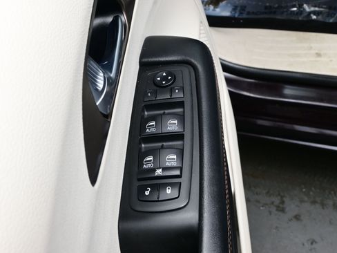 Used 2019 Chrysler Pacifica Touring-L Plus image 10