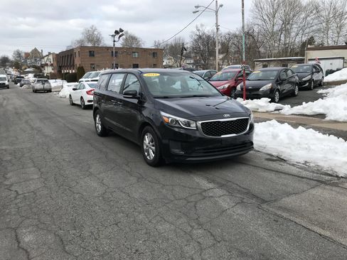 Used 2017 Kia Sedona L image 2