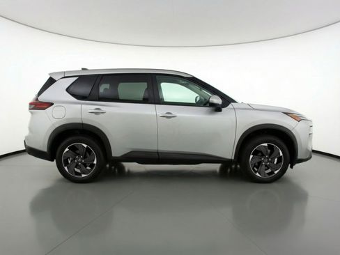 Used 2025 Nissan Rogue SV image 11