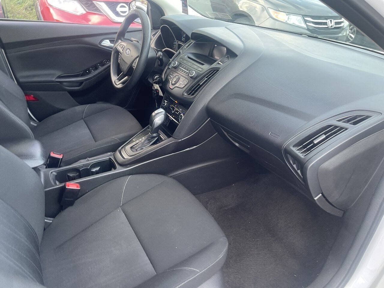 Used 2015 Ford Focus SE FWD image 22