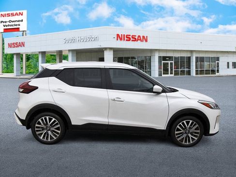 Used 2023 Nissan Kicks SV w/ Interior Electronics Package FWD image 5