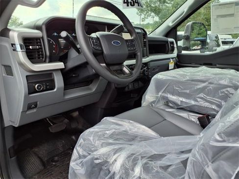 New 2025 Ford F550 4x4 Regular Cab Super Duty w/ XL Chrome Package image 11