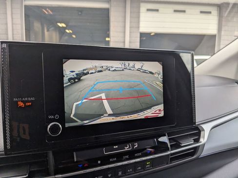 Used 2025 Toyota Sienna LE image 18