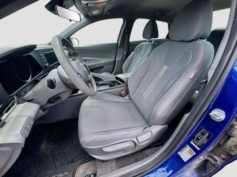 Used 2023 Hyundai Elantra SEL w/ Winter Weather Package FWD image 8
