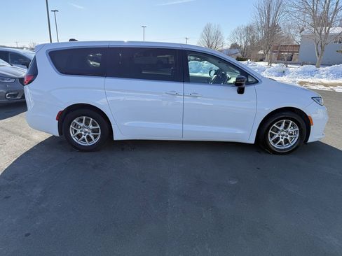 Used 2024 Chrysler Pacifica Touring-L image 9