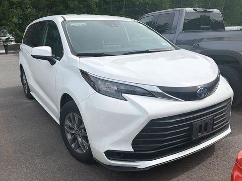 Used 2025 Toyota Sienna LE AWD/4WD image 3