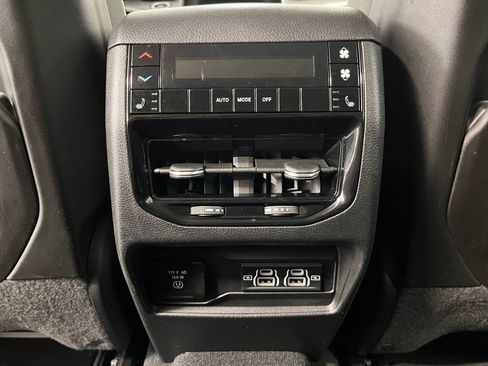 Used 2023 Jeep Grand Cherokee L Limited AWD/4WD image 5
