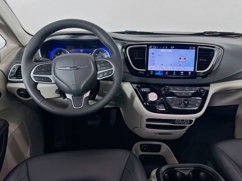 Used 2024 Chrysler Pacifica Touring-L image 21
