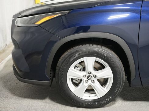 Used 2023 Toyota Highlander LE FWD image 5