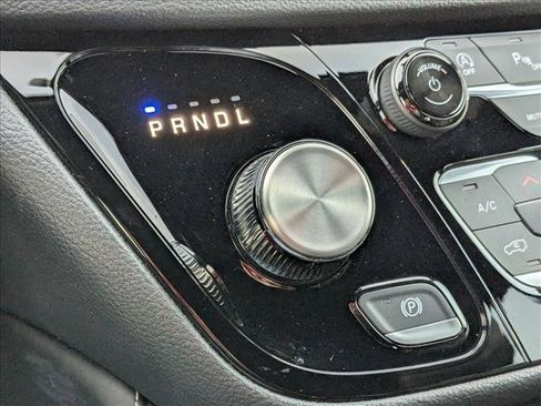 Used 2025 Chrysler Pacifica Limited image 18