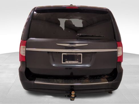 Used 2014 Chrysler Town & Country Touring image 4