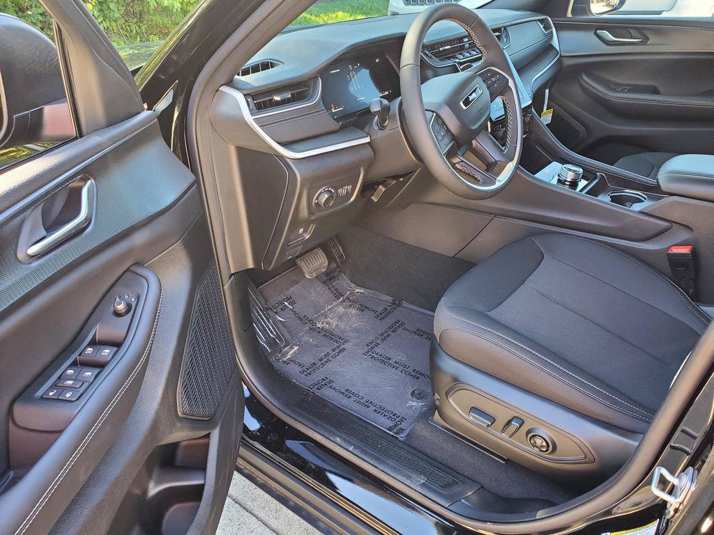 New 2026 Jeep Grand Cherokee Laredo w/ MOPAR Finishing Package AWD/4WD image 6