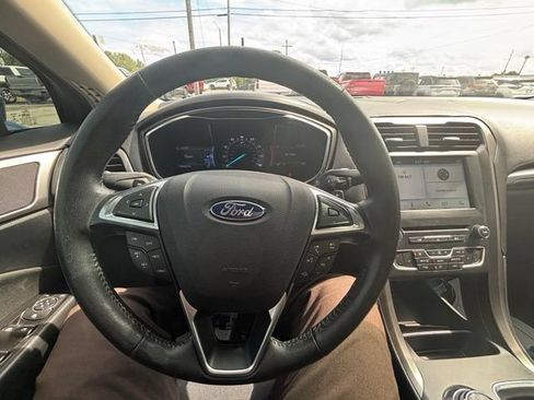 Used 2017 Ford Fusion SE w/ Equipment Group 201A FWD image 11
