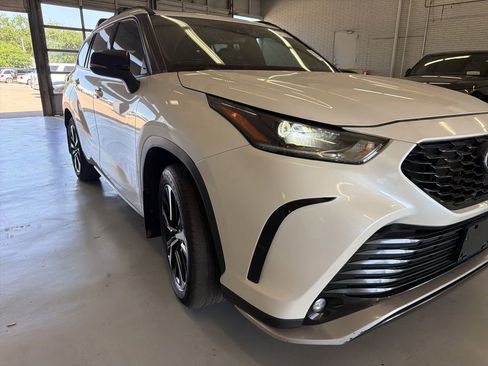Used 2021 Toyota Highlander XSE FWD image 3