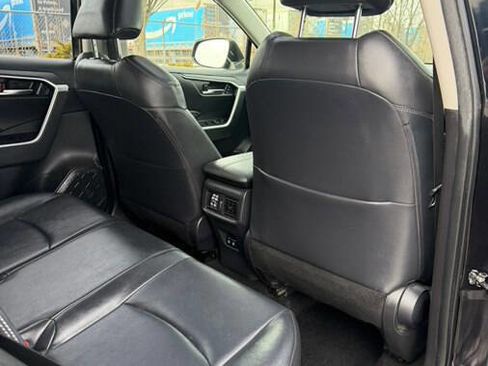 Used 2019 Toyota RAV4 XLE Premium image 22