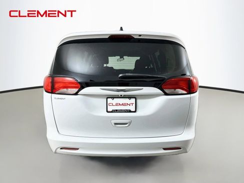 Used 2022 Chrysler Voyager LX FWD image 8