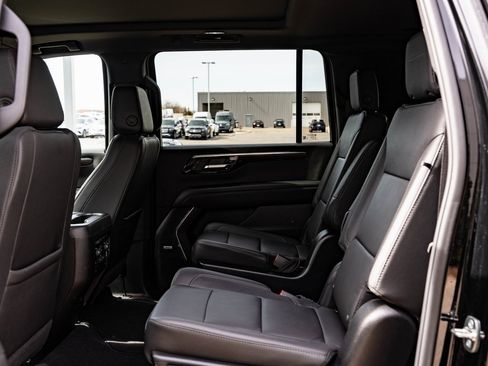 Used 2025 Chevrolet Suburban Z71 w/ Comfort Package image 45