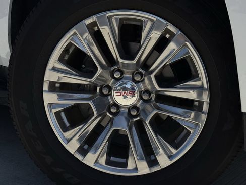 Used 2024 GMC Yukon XL Denali AWD/4WD image 9